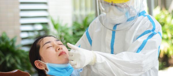 Nhân viên y tế lấy mẫu xét nghiệm cho cán bộ, giáo viên tại trường THCS Nguyễn Huệ - Sputnik Việt Nam
