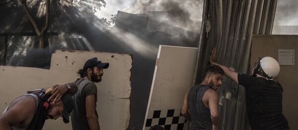 Những người tham gia đụng độ giữa người biểu tình và lực lượng an ninh ở Beirut - Sputnik Việt Nam