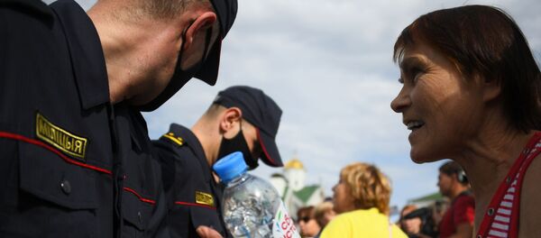 Các nhân viên thực thi pháp luật và một người tham gia biểu tình ở Minsk. - Sputnik Việt Nam