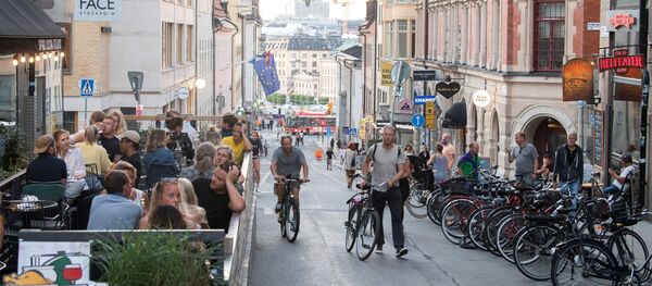 Mọi người trong quán cà phê ngoài trời ở Stockholm, Thụy Điển - Sputnik Việt Nam