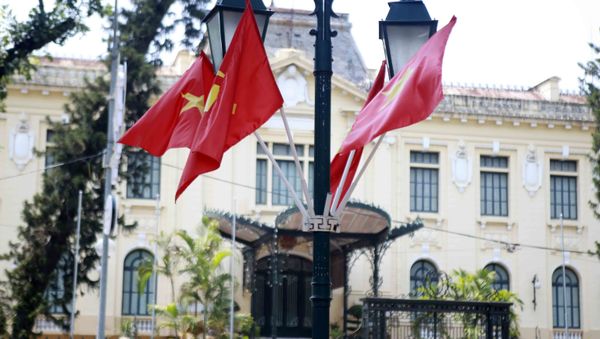 Cờ Tổ quốc tung bay trước cổng nhà khách Chính phủ Cờ Tổ quốc tung bay trước cổng nhà khách Chính phủ - Sputnik Việt Nam
