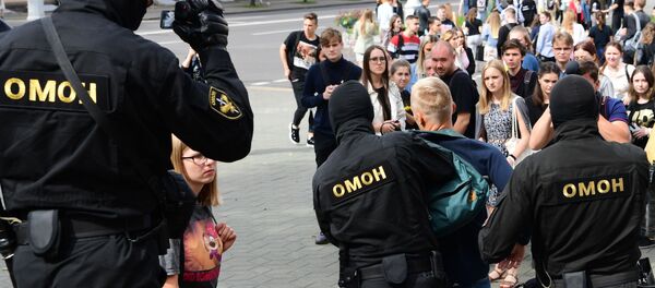 Sĩ quan OMON trong quá trình bắt giữ những người tham gia biểu tình ở Minsk Sĩ quan OMON trong quá trình bắt giữ những người tham gia biểu tình ở Minsk - Sputnik Việt Nam