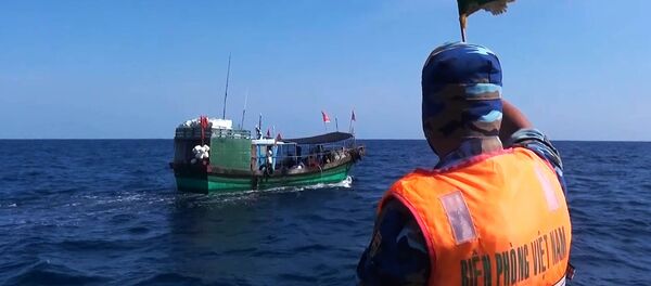 Lực lượng Biên phòng Quảng Trị đang truy đuổi, vây bắt một tàu cá của nước ngoài xâm phạm chủ quyền vùng biển Việt Nam trong khi khai thác hải sản - Sputnik Việt Nam