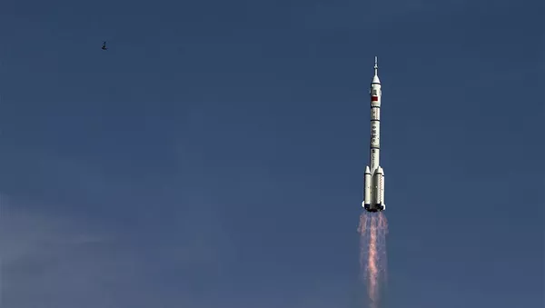 Phóng tên lửa tàu sân bay Changzheng-2F từ sân bay vũ trụ Jiuquan, Trung Quốc. - Sputnik Việt Nam