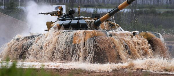  Xe tăng T-72 của đội tuyển Việt Nam tại buổi thi đấu của các kíp xe tăng trong khuôn khổ cuộc thi Tank Biathlon 2020 tại bãi tập Alabino.  - Sputnik Việt Nam