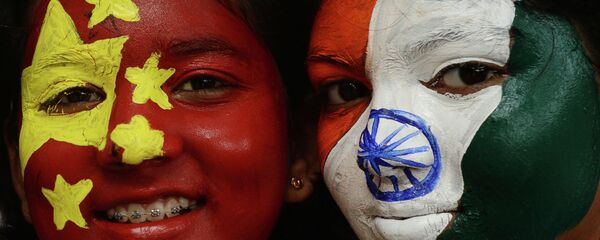 Các cô gái với hình ảnh quốc kỳ của Ấn Độ và Trung Quốc. Các cô gái với hình ảnh quốc kỳ của Ấn Độ và Trung Quốc. - Sputnik Việt Nam