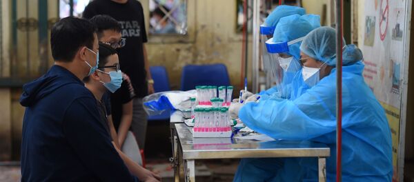Những người chờ xét nghiệm coronavirus ở Hà Nội. - Sputnik Việt Nam