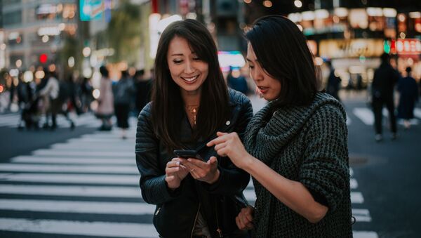 Hai người phụ nữ trên lối đi qua đường ở Tokyo, Nhật Bản - Sputnik Việt Nam