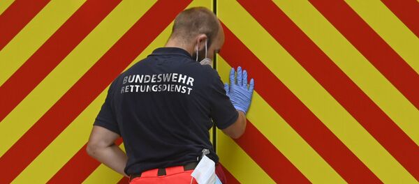 Các nhân viên của dịch vụ cứu hộ Bundeswehr trước chiếc xe đưa Alexej Nawalny đến Charité Berlin Các nhân viên của dịch vụ cứu hộ Bundeswehr trước chiếc xe đưa Alexej Nawalny đến Charité Berlin - Sputnik Việt Nam