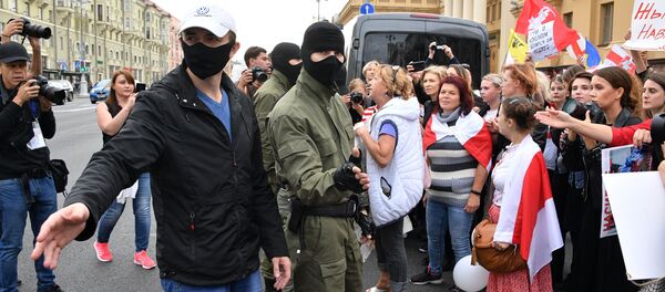 Nhân viên thực thi pháp luật và những người tham gia hành động biểu tình ở Minsk - Sputnik Việt Nam