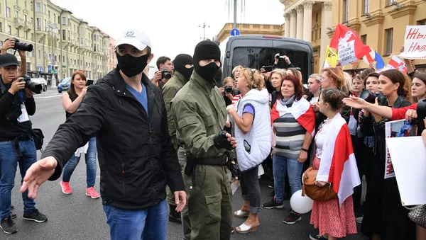 Nhân viên thực thi pháp luật và những người tham gia hành động biểu tình ở Minsk - Sputnik Việt Nam