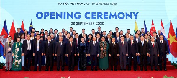 Chủ tịch Quốc hội Nguyễn Thị Kim Ngân, Thủ tướng Nguyễn Xuân Phúc và các lãnh đạo chụp ảnh với các đại biểu Quốc tế dự AIPA 41 - Sputnik Việt Nam