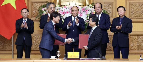 Thủ tướng Nguyễn Xuân Phúc chứng kiến lễ trao thoả thuận hợp tác giữa Cục Đầu tư nước ngoài (Bộ Kế hoạch và Đầu tư) và Tổ chức Xúc tiến Thương mại Nhật Bản - Sputnik Việt Nam