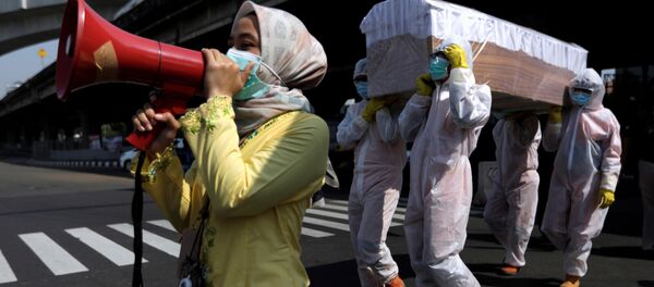 Ở Indonesia những người vi phạm chế độ đeo khẩu trang bị cho vào quan tài. Ở Indonesia những người vi phạm chế độ đeo khẩu trang bị cho vào quan tài. - Sputnik Việt Nam