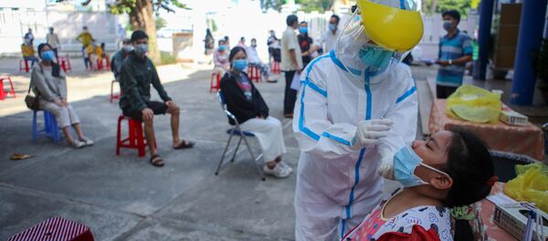 Lấy mẫu xét nghiệm COVID-19 cho người dân tỉnh Phú Yên trước khi trở về nơi cư trú. Lấy mẫu xét nghiệm COVID-19 cho người dân tỉnh Phú Yên trước khi trở về nơi cư trú. - Sputnik Việt Nam