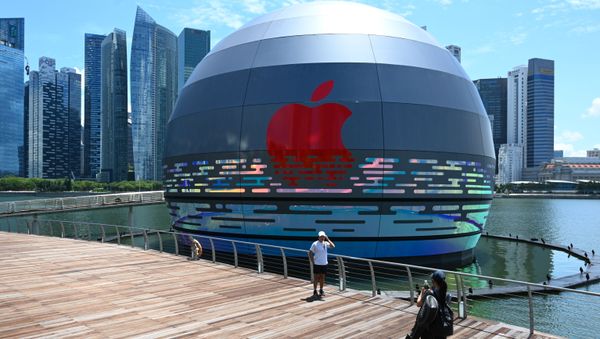 Hàng mang thương hiệu Apple Marina Bay Sands ở Singapore. Hàng mang thương hiệu Apple Marina Bay Sands ở Singapore. - Sputnik Việt Nam
