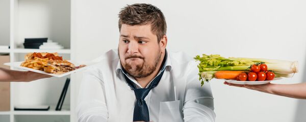 Chàng béo lựa chọn giữa món bổ dưỡng và đồ ăn nhanh. Chàng béo lựa chọn giữa món bổ dưỡng và đồ ăn nhanh. - Sputnik Việt Nam