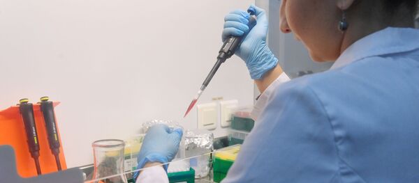 Một nhân viên của phòng thí nghiệm tiến hành thử nghiệm vắc-xin chống lại COVID-19 tại Trung tâm Dịch tễ học và Vi sinh N.F. Gamaleya - Sputnik Việt Nam