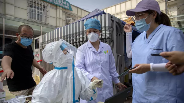 Nhân viên y tế Trung Quốc xét nghiệm coronavirus - Sputnik Việt Nam