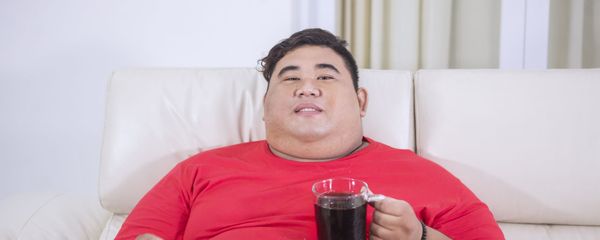Người đàn ông béo phì với nước ngọt Coca Cola và bỏng ngô. Người đàn ông béo phì với nước ngọt Coca Cola và bỏng ngô. - Sputnik Việt Nam