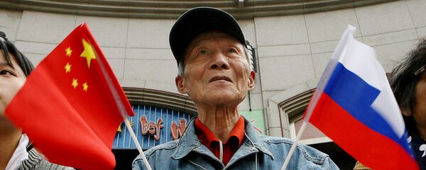 Người cao tuổi cầm cờ Trung Quốc và Nga - Sputnik Việt Nam