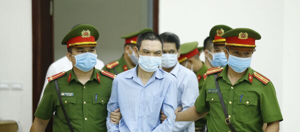 Cảnh sát dẫn giải các bị cáo. Cảnh sát dẫn giải các bị cáo. - Sputnik Việt Nam