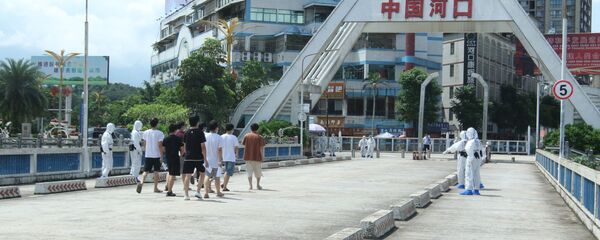  Áp giải các đối tượng được trao trả ra vạch phân định biên giới. - Sputnik Việt Nam