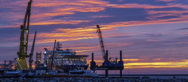 Tàu đặt ống Akademik Chersky ở cảng Mukran của Đức trên đảo Rügen. - Sputnik Việt Nam