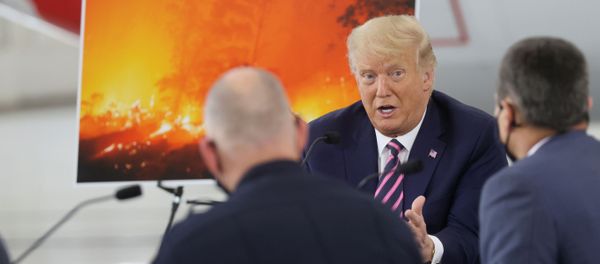 Donald Trump thảo luận về tình hình cháy tại một cuộc họp giao ban ở California - Sputnik Việt Nam