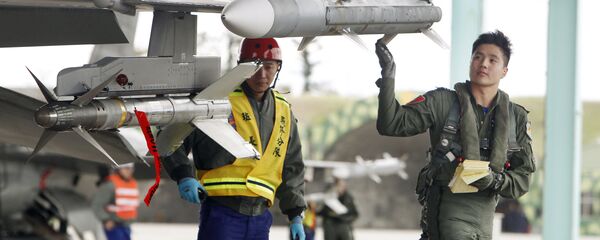 Một phi công kiểm tra tên lửa trong một cuộc tập trận. Đài Đông. Đài loan - Sputnik Việt Nam