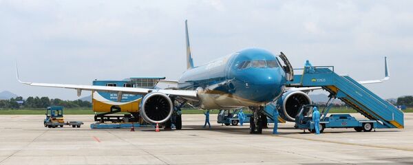 Máy bay của Vietnam Aiirlines đưa hành khách từ Đà Nẵng trở về đã tới sân bay Nội Bài. - Sputnik Việt Nam