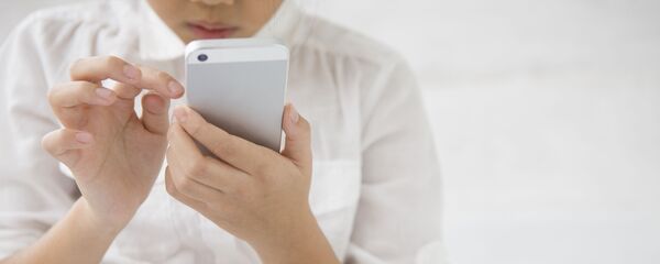 Cô gái cầm điện thoại trên tay Cô gái cầm điện thoại trên tay - Sputnik Việt Nam