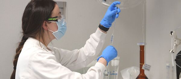 Nhà hóa học làm việc với vắc xin AstraZeneca ở Sydney, Úc. Nhà hóa học làm việc với vắc xin AstraZeneca ở Sydney, Úc. - Sputnik Việt Nam