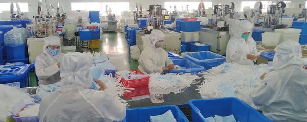 Công nhân nhà máy SanQi Việt Nam kiểm tra và đóng gói khẩu trang y tế. - Sputnik Việt Nam