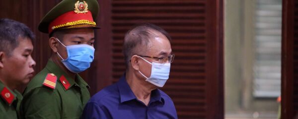 Bị cáo Nguyễn Thành Tài, nguyên Phó Chủ tịch UBND Thành phố Hồ Chí Minh bị dẫn giải ra tòa. - Sputnik Việt Nam