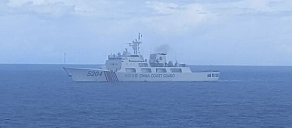 Tàu Bakamla của Cơ quan An ninh Hàng hải Indonesia truy đuổi tàu Cảnh sát biển Trung Quốc - Sputnik Việt Nam