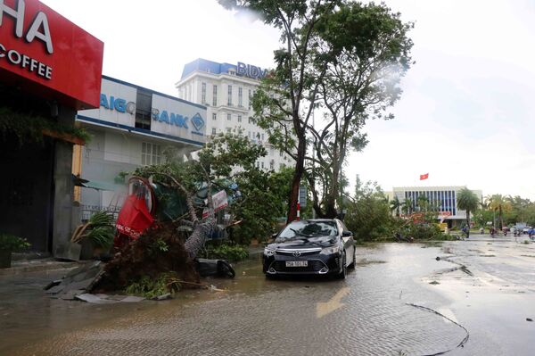 Miền Trung Việt Nam căng mình ứng phó bão số 5: Đã có người chết, nhiều người bị thương - Sputnik Việt Nam