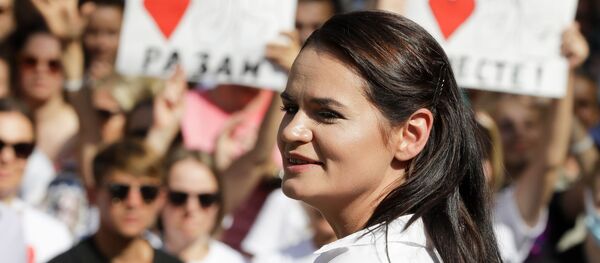 Ứng cử viên tổng thống của Belarus Svetlana Tikhanovskaya trong một cuộc biểu tình ở Brest - Sputnik Việt Nam