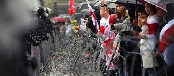 Những người tham gia cuộc biểu tình trái phép của phe đối lập Hành động thống nhất và các sĩ quan cảnh sát trên một con phố ở Minsk Những người tham gia cuộc biểu tình trái phép của phe đối lập Hành động thống nhất và các sĩ quan cảnh sát trên một con phố ở Minsk - Sputnik Việt Nam