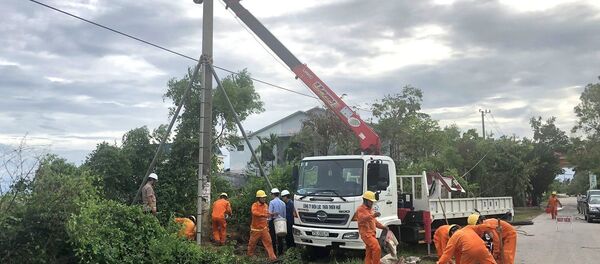 Công ty Điện lực Thừa Thiên-Huế khắc phục sự cố do mưa bão. - Sputnik Việt Nam