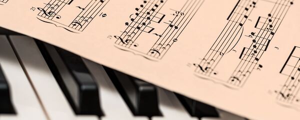 Nốt nhạc trên phím đàn piano. - Sputnik Việt Nam