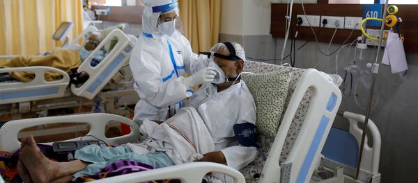 Nhân viên y tế với bệnh nhân coronavirus trong bệnh viện ở Ấn Độ - Sputnik Việt Nam
