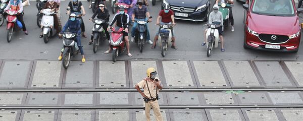 Người đi xe máy bịt mặt trên đường ở Việt Nam - Sputnik Việt Nam