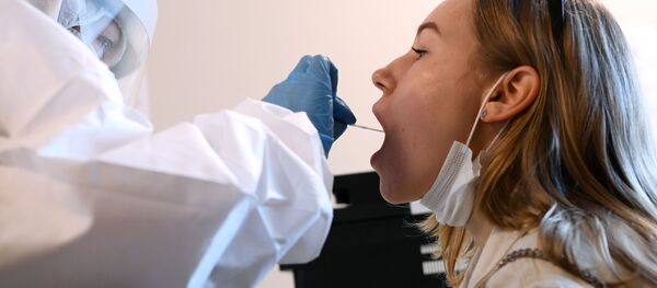 Thử nghiệm cấp tốc cho COVID-19 tại sân bay Vnukovo - Sputnik Việt Nam