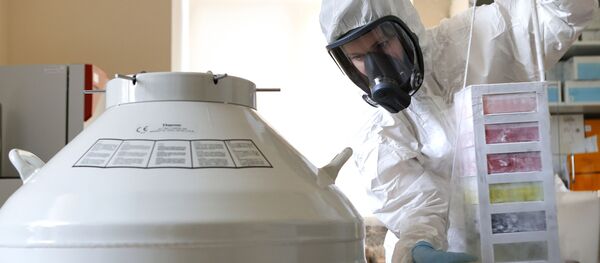 Nhân viên của Trung tâm Nghiên cứu Vi sinh và Dịch tễ Gamma Quốc gia Nga trong phòng thí nghiệm - Sputnik Việt Nam