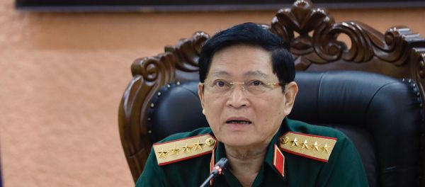 Trong ảnh: Đại tướng Ngô Xuân Lịch, Bộ trưởng Bộ Quốc phòng điện đàm với Đại tướng Chansamone Chanyalath, Bộ trưởng Quốc phòng Lào. Ảnh: Dương Giang - TTXVN - Sputnik Việt Nam