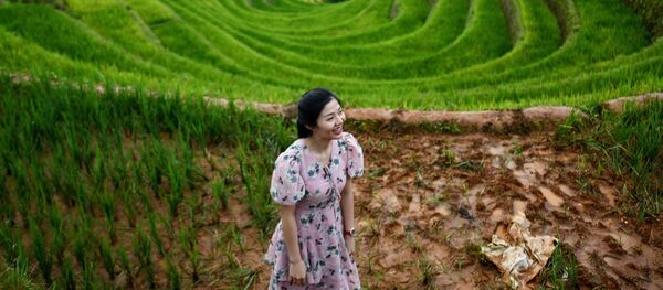 Cô gái tự chụp ảnh bên ruộng bậc thang ở vùng Đông Bắc Việt Nam - Sputnik Việt Nam