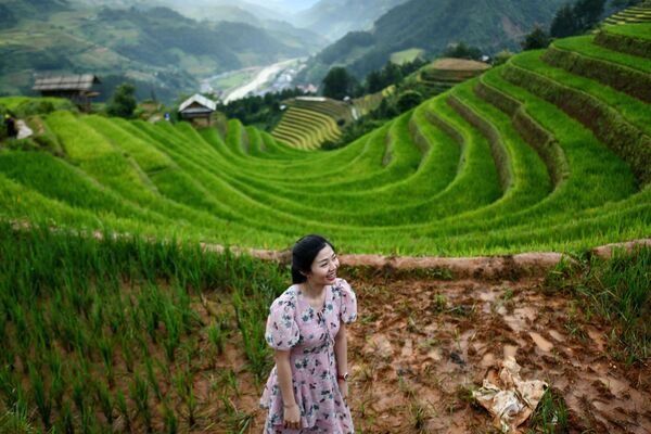 Cô gái tự chụp ảnh bên ruộng bậc thang ở vùng Đông Bắc Việt Nam - Sputnik Việt Nam