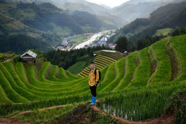  Người đàn ông tự chụp ảnh bên ruộng bậc thang ở vùng Đông Bắc Việt Nam - Sputnik Việt Nam