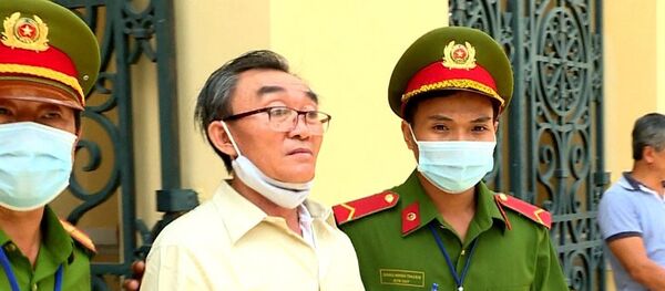 Bị cáo Nguyễn Khanh bị dẫn giải ra xe sau khi tuyên án. Bị cáo Nguyễn Khanh bị dẫn giải ra xe sau khi tuyên án. - Sputnik Việt Nam